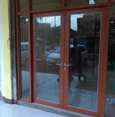 Pintu Utama Aluminium Motif Kayu